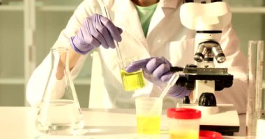 İdrar örneği tıbbi analiz uzmanı deney kabında analiz yapıyor. İdrar tahlili ve idrar tahlili için idrar örneği.