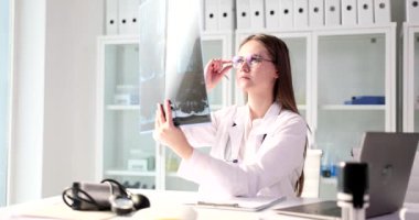 Hekim ya da cerrah vücudun röntgen görüntüsüne bakıyor. Klinikte bilgisayarlı tomografi MRI inceleniyor