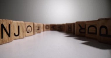 İngiliz alfabesi ve hızlı okuma küpleri. Disleksi, okuma ve yazma bozukluğu