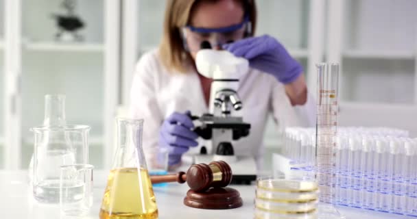 Gerichtsmediziner Schauen Durch Ein Mikroskop Und Untersuchen Spuren Vom Tatort — Stockvideo