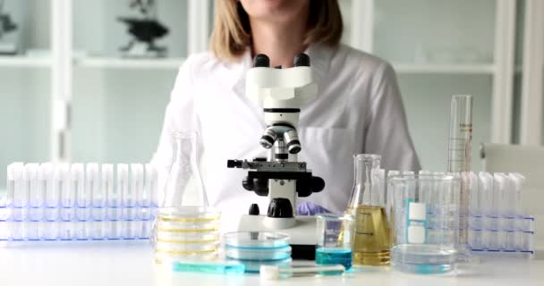Bilimadamı Her Gün Laboratuarda Çalışır Laboratuvar Çalışmalarının Tamamlanması — Stok video
