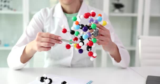 Kimya Laboratuvarında Molekülün Önünde Kadın Kimyager Daha Fazla Bağlı Atomdan — Stok video