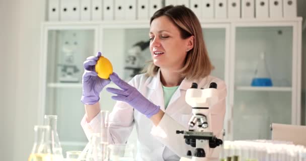 Vědec Používající Mikroskop Drží Citron Laboratoři Užitečné Vlastnosti Citronu Vitamínu — Stock video
