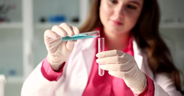 Kadın Bilim Adamı Test Tüpüne Mavi Sıvı Dolduruyor Zehirli Sıvılar — Stok video