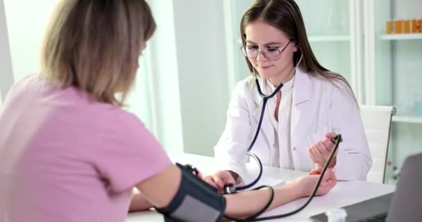 Ženský Lékař Měří Krevní Tlak Pacienta Klinice Pacient Komunikuje Lékařem — Stock video