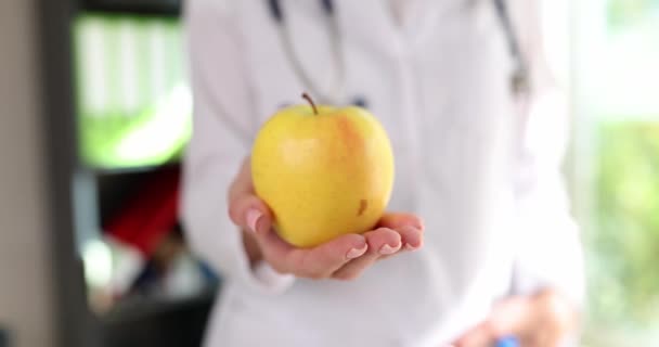 医生拿着黄色苹果 推荐健康的生活方式 营养学家建议适当的营养 — 图库视频影像