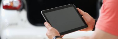 Tablet tutan ve kontrol eden işçilerin dikiz görüntüsü. Tabletli otomobil tamircisi ve araba sağlığı tanılama uygulamaları