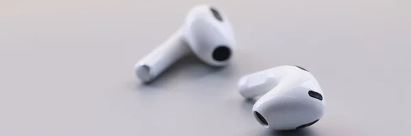 Headphone Bluetooth Berwarna Putih Nirkabel Pada Latar Belakang Abu Abu — Stok Foto