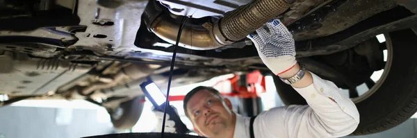 Otomobil Tamircisi Benzin Istasyonunun Garajındaki Araba Motorunu Inceliyor Araba Tamiri — Stok fotoğraf