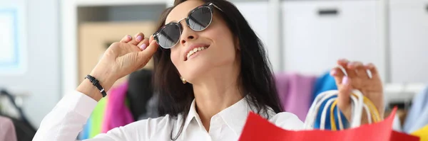 Mulher Sorridente Óculos Sol Com Sacos Compras Compras Humor Positivo — Fotografia de Stock