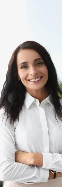 Portret Van Een Glimlachende Mooie Vrouw Een Wit Shirt Business — Stockfoto