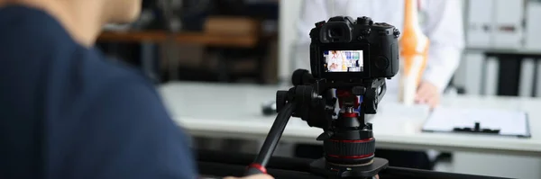 Videograf Çevrimiçi Danışmanlık Eğitim Için Doktor Filmi Çekiyor Tıp Kanalı — Stok fotoğraf