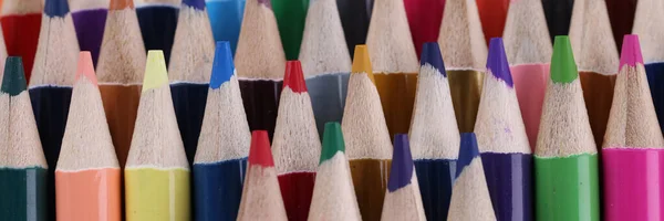 色鉛筆のマクロ写真 カラフルなシャープニングされた色鉛筆の背景 図面と着色のための文房具セット — ストック写真