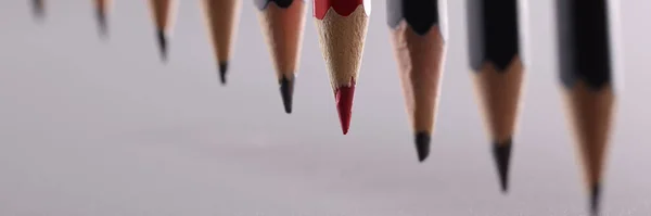 赤い鉛筆は多くの同じ黒い鉛筆の群衆から際立っている リーダーシップキャリア独立性と異なる考え方戦略 — ストック写真
