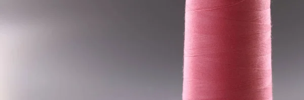 线圈中浅粉色的螺纹 缝纫机概念用螺纹的选择 — 图库照片