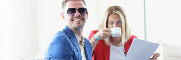 Empresário Empresária Comunicam Café Bebem Café Guardam Documentos Reunião Negócios — Fotografia de Stock