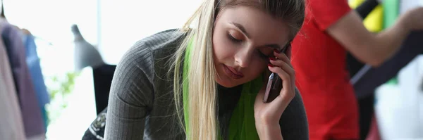 Робоча Швачка Жінка Тримає Телефон Приймає Замовлення Від Клієнтів Онлайн — стокове фото
