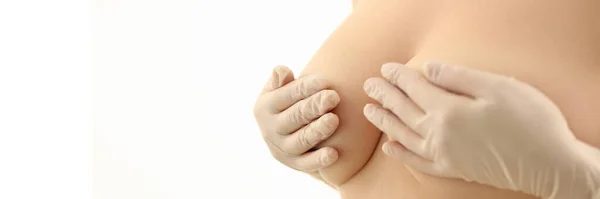 Mulheres Mãos Luvas Borracha Cobrem Seios Nus Conceito Saúde Mama — Fotografia de Stock