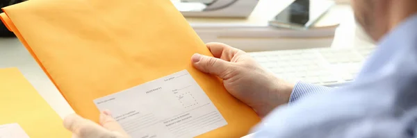 Biznesmen Trzymający Żółtą Paczkę Pocztą Biurze Koncepcja Doręczenia Lub Wysyłki — Zdjęcie stockowe