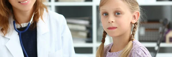Freundliche Kinderärztin Kleine Mädchen Gesundheit Der Klinik Medizinisches Kinderversicherungskonzept — Stockfoto