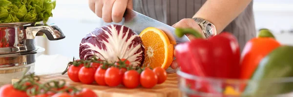 Kook Snijdt Groenten Fruit Met Een Mes Salade Aan Boord — Stockfoto