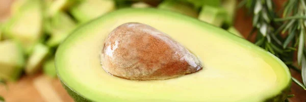 Gesneden Avocado Snijplank Rozemarijn Nuttige Eigenschappen Van Avocado Concept — Stockfoto