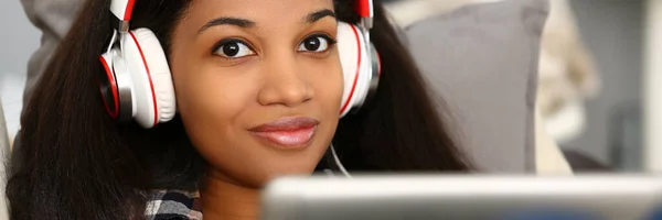 Lachende Afrikaans Amerikaanse Vrouw Een Koptelefoon Met Laptop Bank Thuis — Stockfoto