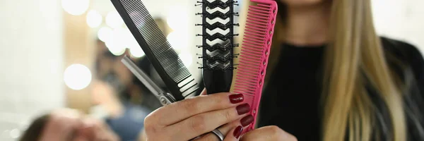 Cabeleireiro Mulher Segurando Conjunto Pentes Tesouras Uma Barbearia Ferramentas Cabeleireiro — Fotografia de Stock