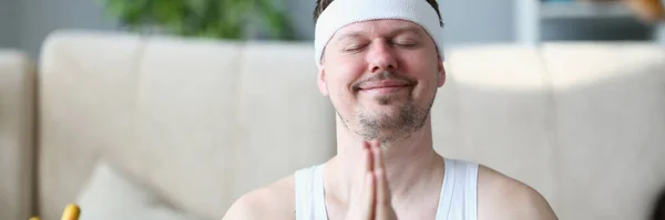 Komea Urheilullinen Nuori Mies Painaa Kädet Rintaan Namaste Nirvana Aiheuttaa — kuvapankkivalokuva