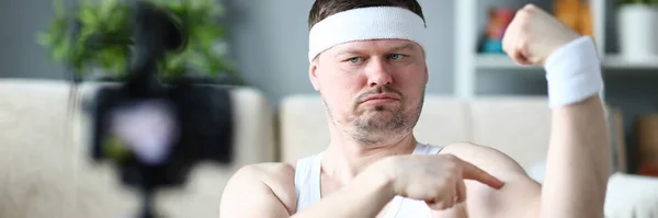 Energický Radostný Mužský Blogger Měřící Velikost Bicepsu Při Úsměvu Aktualizaci — Stock fotografie