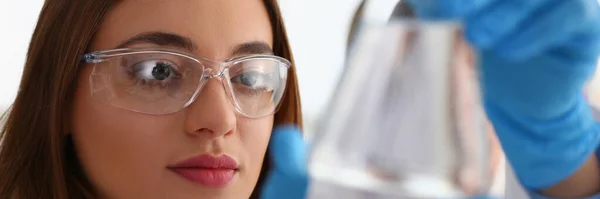 ガラスの女性科学者の肖像は透明な液体でフラスコを保持しています 水の概念研究室 — ストック写真