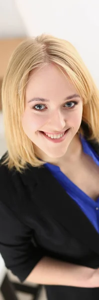 Schöne Lächelnde Geschäftsfrau Mit Smartphone Bewerbungen Für Unternehmens Und Persönliche — Stockfoto