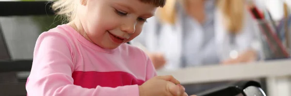 Маленька Дівчинка Робить Єкції Іграшку Кабінеті Лікаря Дитяче Медичне Страхування — стокове фото