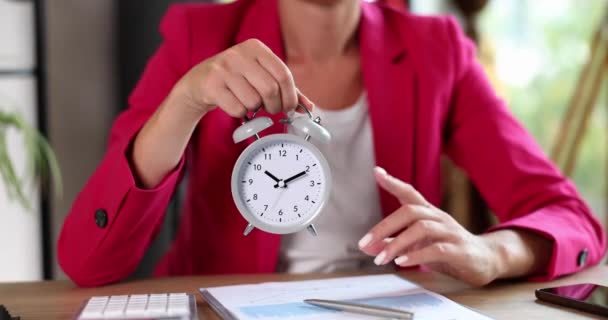 Businesswoman Holding Alarm Clock Finger Attention Gesture Time Management Employees — Stok video