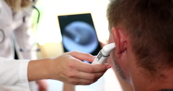 Отоларинголог Вивчає Вухо Пацієнта Допомогою Цифрового Отоскопа Тест Слух Лікування — стокове відео