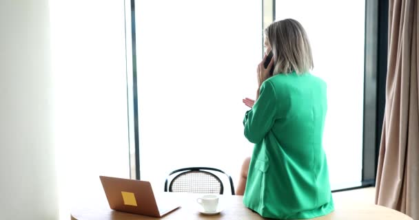 Businesswoman Sitting Desk Office Talking Phone Remote Business Negotiations Partner — стоковое видео