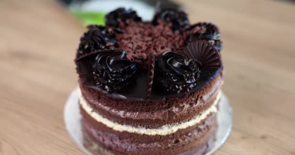 Смачний Шоколадний Торт Вершками Шоколадними Візерунками Смачний Солодкий Десерт — стокове відео