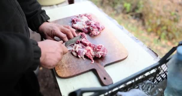 Cook Tourist Cuts Raw Meat Cutting Board Nature Butcher Cutting — стоковое видео