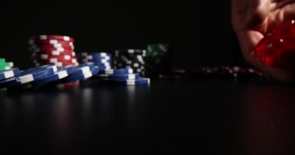 Persona Lancia Dadi Rossi Con Numeri Chip Poker Multicolore Sul — Video Stock