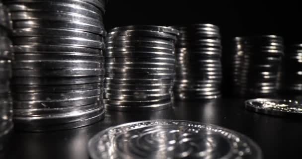 黒の背景に銀のコインのスタック お金の投資と蓄積の概念 — ストック動画