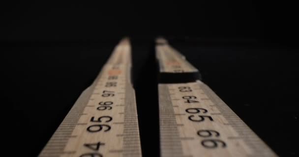 Hintergrund Mehrerer Lineale Aus Holz Die Zentimetern Und Millimetern Platziert — Stockvideo