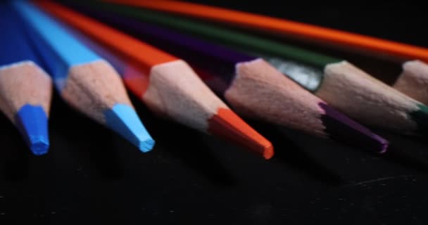 Wskazane Wielobarwne Końcówki Ołówka Ciemnym Tle Ołówki Rysowania Badania — Wideo stockowe