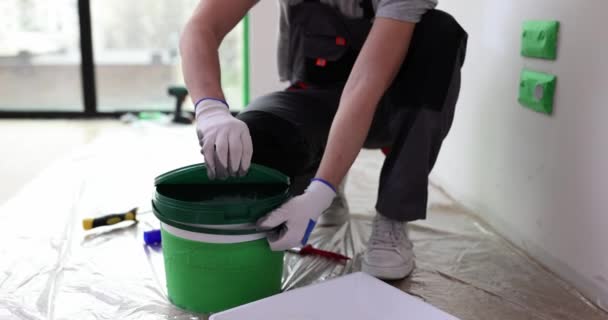 Maestro Reparador Prepara Para Reparar Casa Abre Cubo Pintura Blanca — Vídeo de stock