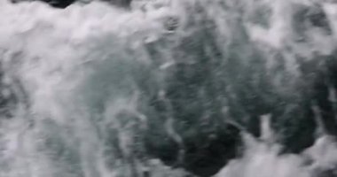 Dalgalı ve köpüklü su, denizde ya da okyanusta. Dalgalı deniz arkaplanı