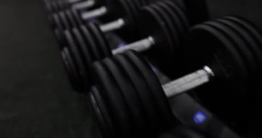 Antrenman için dambıllı raflar. Spor ekipmanları ve halter ağırlık seçimi