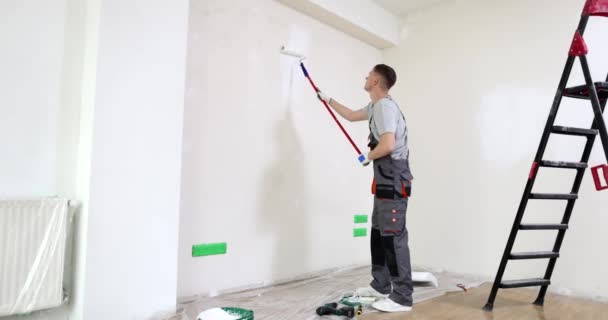 Malíř Maluje Stěny Bytu Kolečkovým Štětcem Bílé Barvě Malování Opravy — Stock video