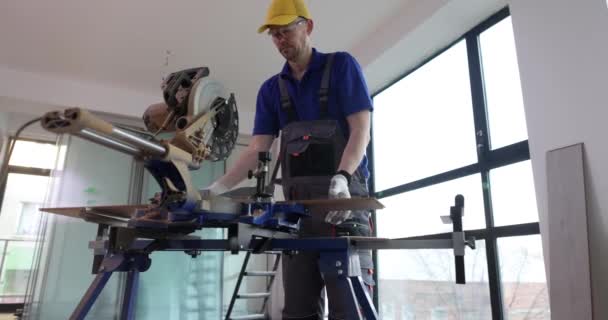 木匠用圆锯来切割层压板 专业工人铺层压板地板 — 图库视频影像