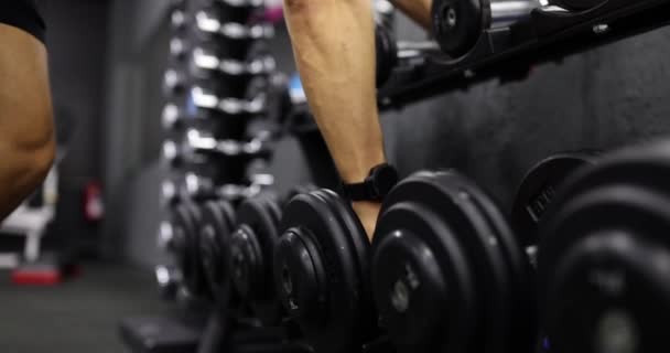 Manliga Händer Tar Hantlar För Bodybuilding Gymmet Närbild Idrottsman Händer — Stockvideo