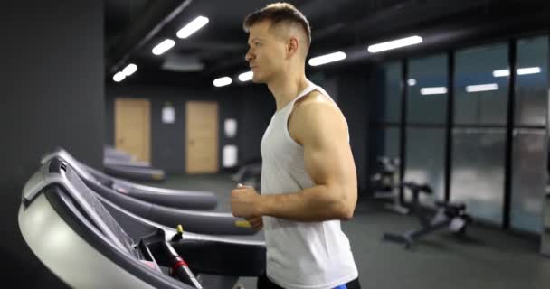 Αθλητικός Άνθρωπος Τρέχει Διάδρομο Κατά Διάρκεια Της Άσκησης Καρδιο Στο — Αρχείο Βίντεο