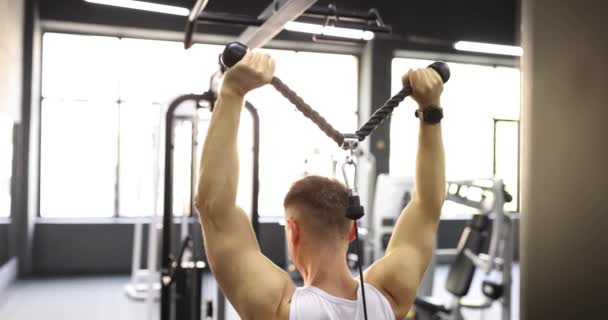 Spor Salonunda Egzersiz Yapan Spor Salonunda Ağırlık Kaldıran Bir Adam — Stok video